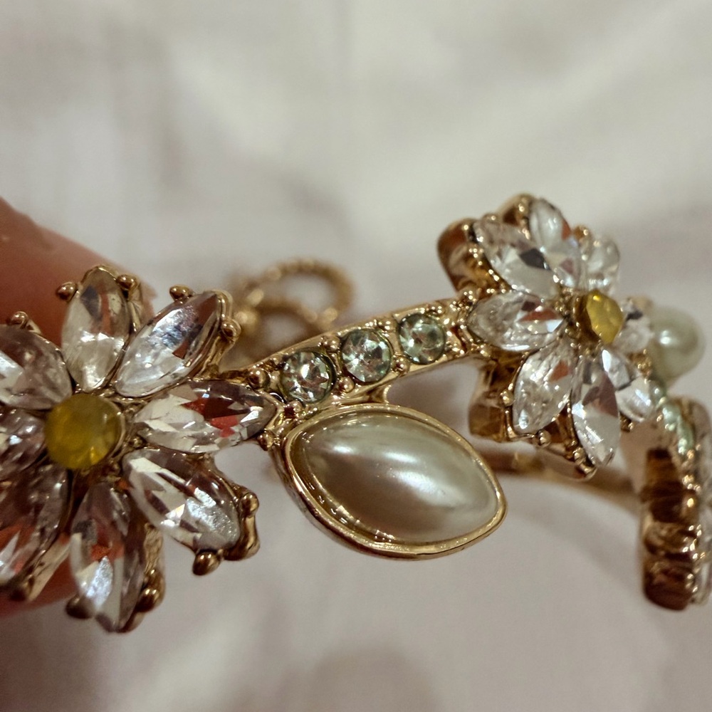 Gold Floral Crystal bracelet - Picture 2 of 4